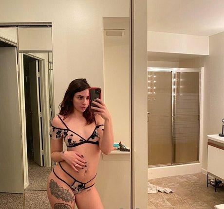 Mona Darling OnlyFans explizite Inhalte