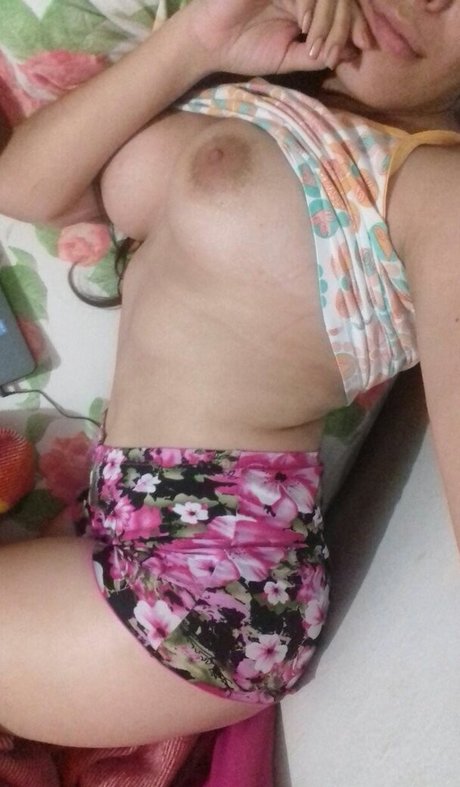 zierliche blonde milf onlyfans perfekte Porträt