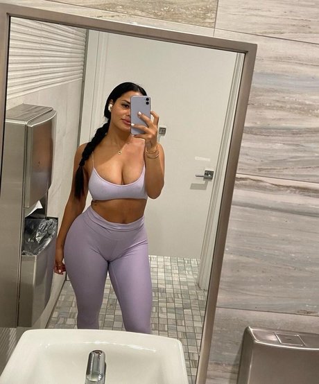 Katya Elise Henry Oben ohne OnlyFans