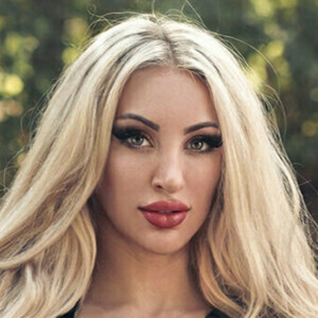 freeazura XXX OnlyFans