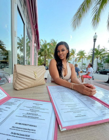 allyfromthesouth OnlyFans Model Fotos