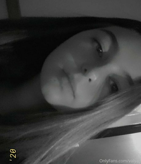 valya_ OnlyFans Model Bilder