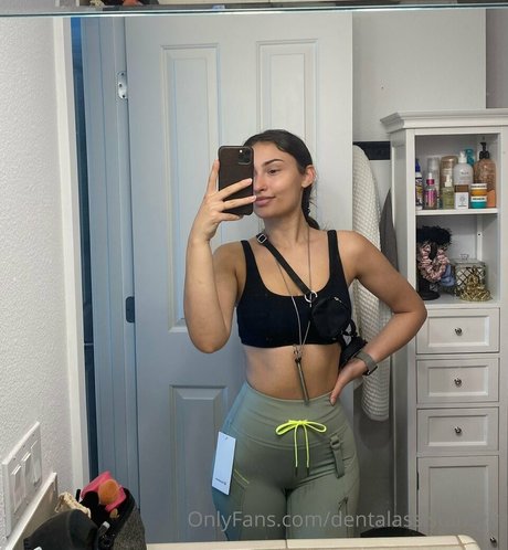 dentalassistantgirl OnlyFans schlank