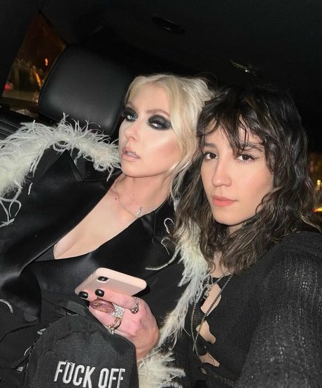 kurviges baby nur fans schön nackt Bild