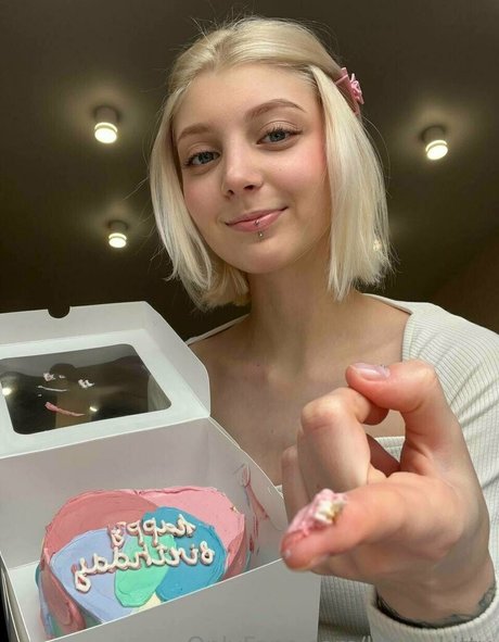 Lit1le Kitty_ OnlyFans nackte Brüste