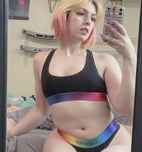 Ashleigh Tano OnlyFans Modelfoto