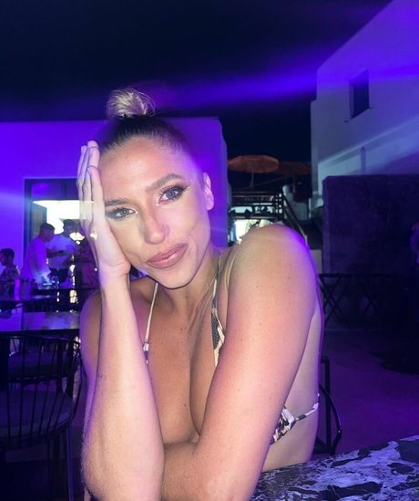 Carlotad26 OnlyFans Striptease