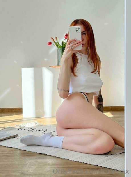 kiraroxy OnlyFans Striptease