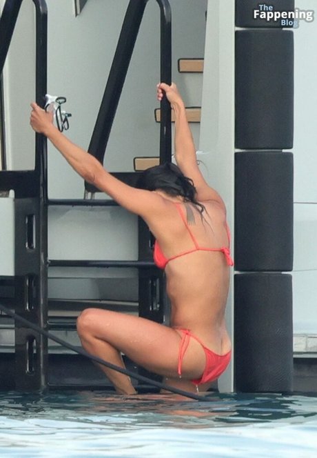 Buttcracks Nacktbilder auf OnlyFans