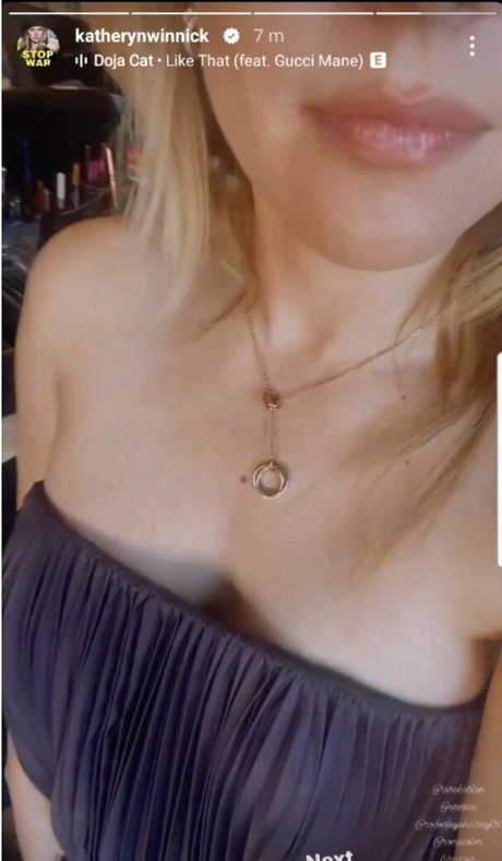 gepiercte brustwarzen onlyfans sexy nackt Porträt