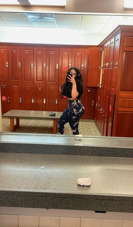 safiyaswrld OnlyFans nackte Brüste