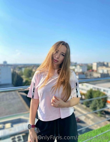 alicee kisss OnlyFans schlank