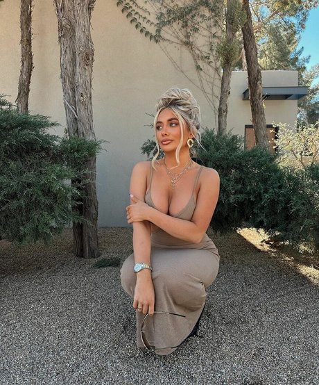 Saffron Barker Nacktpornos auf OnlyFans