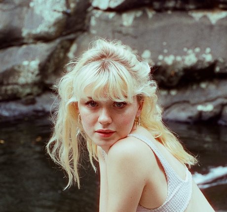 Maisie Peters OnlyFans Model Bilder