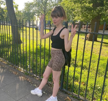 Maisie Peters OnlyFans Model Fotos