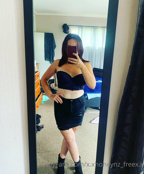 honeynz free OnlyFans schlank