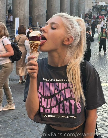 evaelfiefree OnlyFans nackte Brüste