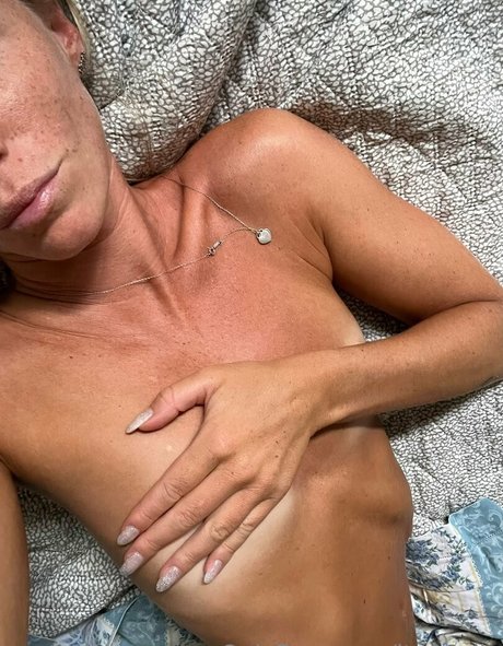 ita96elly OnlyFans Model Bilder