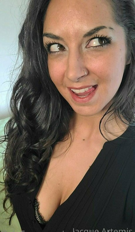 artemisbehaving Leak von OnlyFans Pornografie