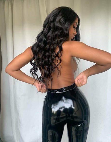 phoenixskye OnlyFans Model Bilder