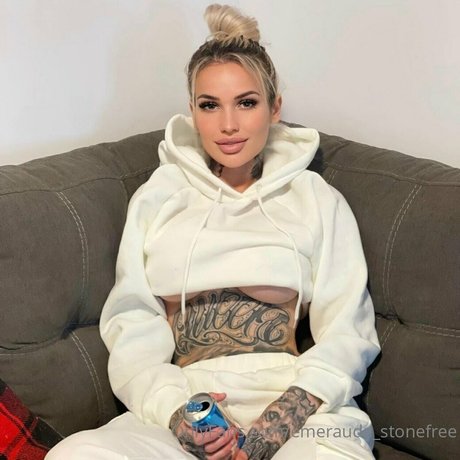 emeraude stonefree OnlyFans geleakte Brüste