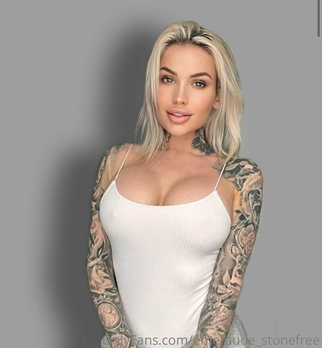 emeraude stonefree OnlyFans schlank