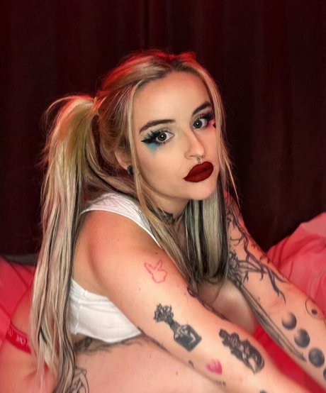 LyleeLylee OnlyFans Model Bilder