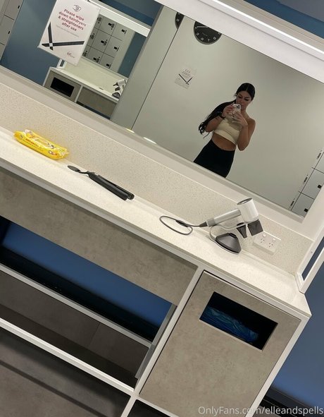 elleandspells OnlyFans nackte Brüste