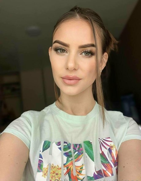 zierliche brünette nur fans kostenlos nackt Hinter-den-Kulissen