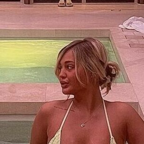 Rowena Violet Oben ohne OnlyFans