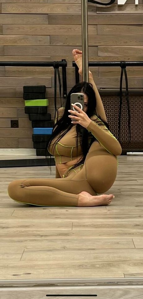 alinajimmychoo OnlyFans schlank