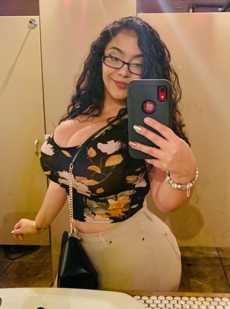 Jaki Senpai Oben ohne OnlyFans