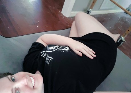 zierliche blonde milf onlyfans Kunst nackt Medien