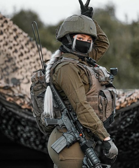 Girls With Guns Nacktbilder von OnlyFans geleakt