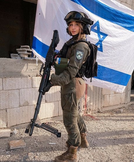 Girls With Guns OnlyFans Nacktbilder