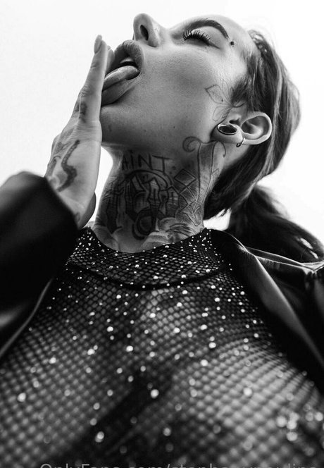 Stephanie Paul OnlyFans nackte Brüste