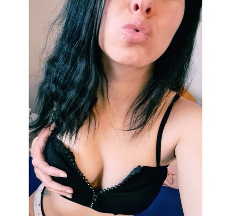 alittlebitpsycho98 OnlyFans Nacktbilder