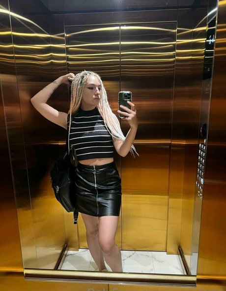 jiucy lane OnlyFans Strip