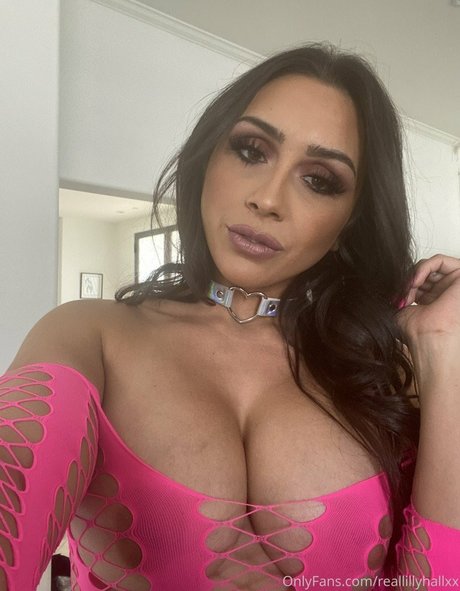 Lilly Hall Oben ohne OnlyFans