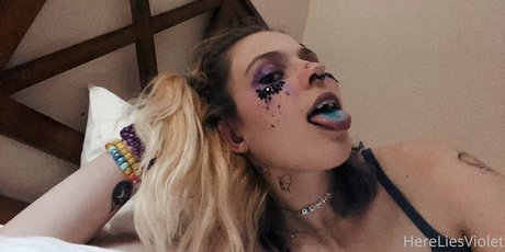 hereliesviolet OnlyFans-Seite