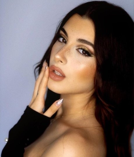 Saryy c OnlyFans-Model