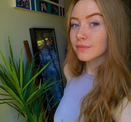 Little miss red OnlyFans Lesbisch