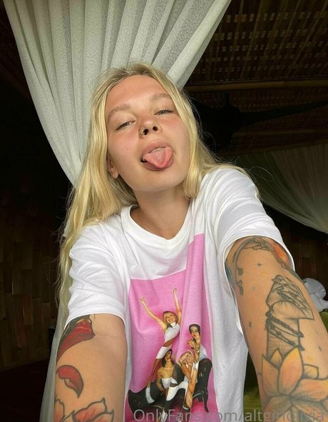 olimooooo OnlyFans Striptease