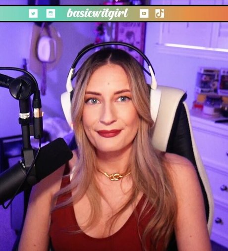 BasicWitGirl Leak von OnlyFans Pornografie