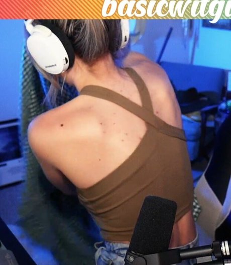 BasicWitGirl OnlyFans geleakte Brüste