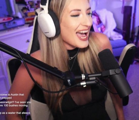 BasicWitGirl OnlyFans Model Bilder