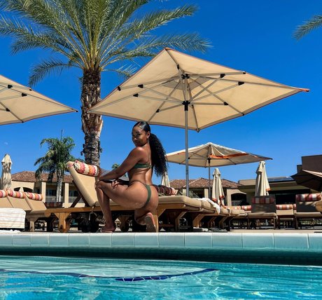 Ariane Andrew OnlyFans Lesbisch