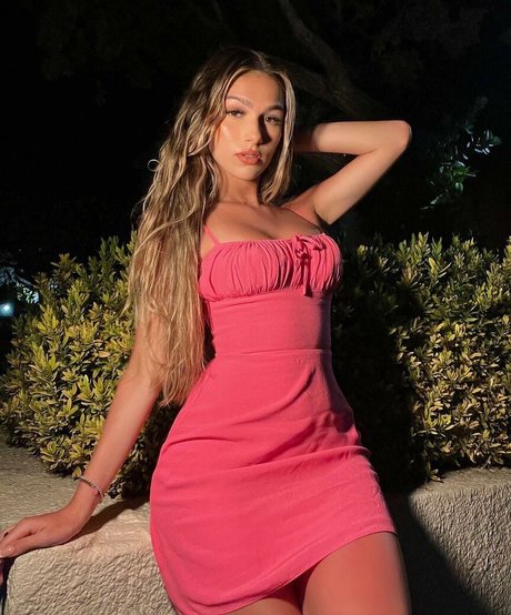 Julia Merekoulias OnlyFans Striptease