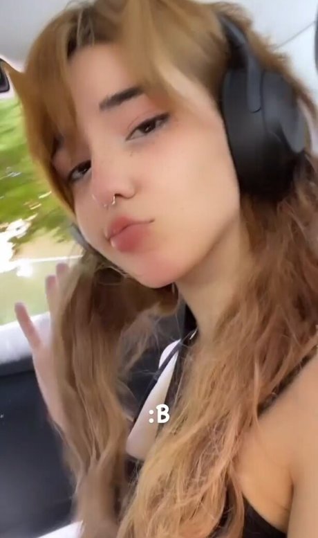 Arielle Maxine Oben ohne OnlyFans