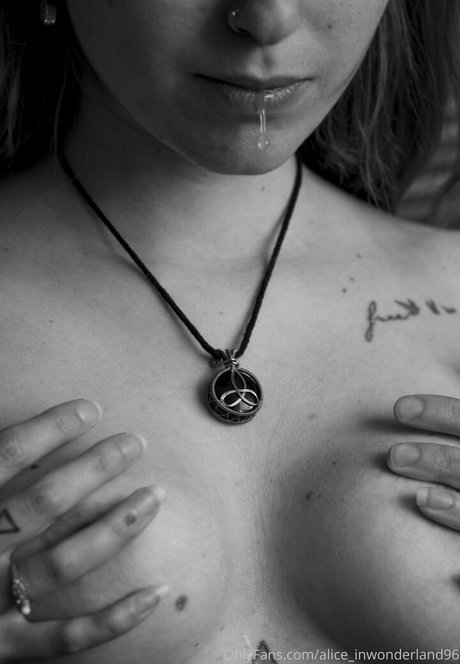 alice inwonderland96 OnlyFans nackte Brüste